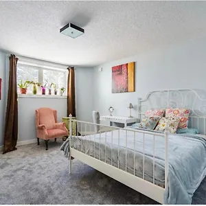 Elegant Garden Suite&2mins Bus Station Close Lrt& Free Parking , Calgary Canada